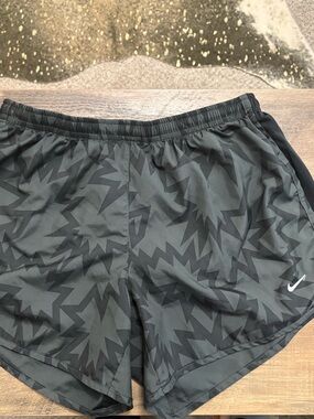 Nike Girls Dark Gray Printed Running Shorts XL